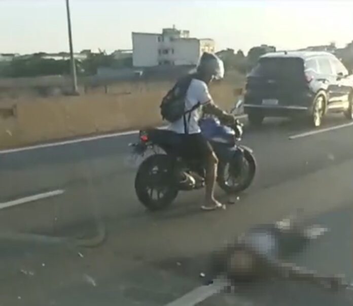 video:-homem-pega-celular-de-agente-que-havia-acabado-de-ser-executado