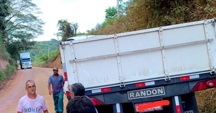 pre-intensifica-fiscalizacao-de-veiculos-de-carga-no-desvio-da-br-101-em-itapebi