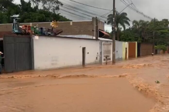 chuva:-cidade-do-interior-de-sp-e-devastada-apos-alagamento-historico