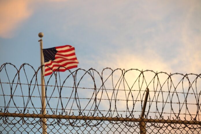 eua-comecam-a-enviar-imigrantes-para-prisao-de-guantanamo,-em-cuba