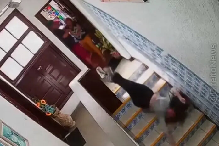 video:-advogada-e-jogada-de-escada-por-filho-de-sindica-durante-briga