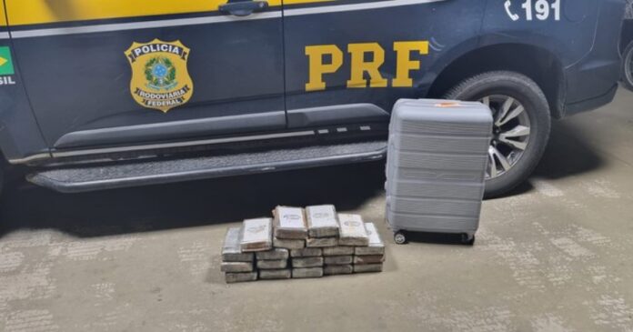 prf-apreende-22-kg-de-cocaina-em-onibus-que-passava-por-cidade-baiana