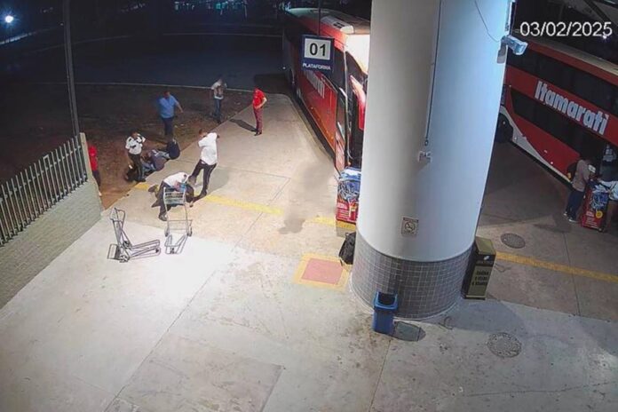 video:-quatro-vigilantes-espancam-e-matam-homem-em-rodoviaria