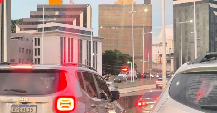 colisao-entre-carro-e-moto-deixa-dois-feridos-e-congestiona-avenida-acm