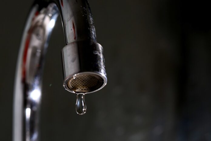 tj-condena-caesb-a-indenizar-cliente-que-ficou-4-dias-sem-agua-em-casa