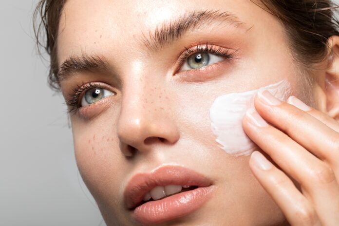 glass-skin:-conheca-a-famosa-trend-coreana-da-“pele-de-vidro”