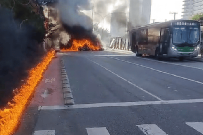 video:-em-choque,-motorista-de-onibus-atingido-por-aviao-chora