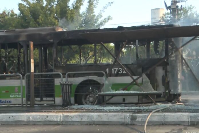 “cai-em-cima-das-pessoas”,-diz-passageira-de-onibus-atingido-por-aviao