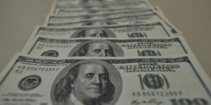 dolar-cai-para-r$-5,76-e-fecha-no-menor-nivel-desde-novembro