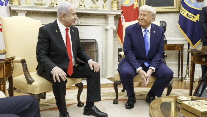 netanyahu-da-a-trump-‘pager’-dourado-como-os-que-israel-explodiu-no-libano