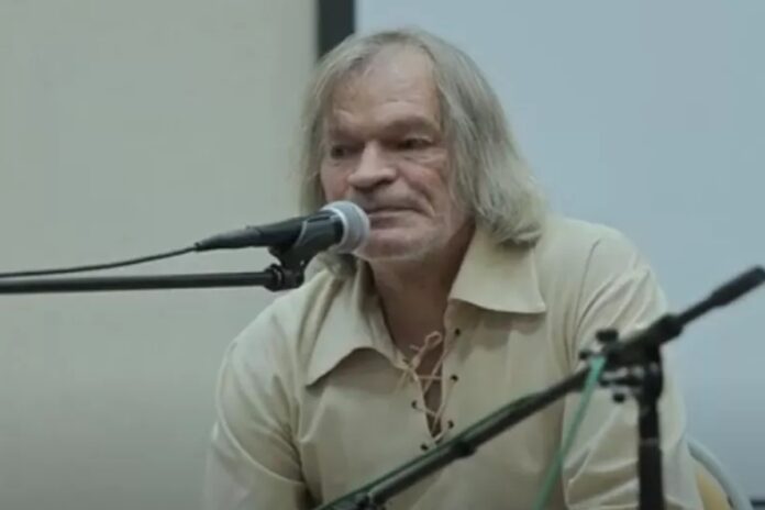 musico-opositor-a-putin-morre-ao-cair-de-janela-durante-busca-policial