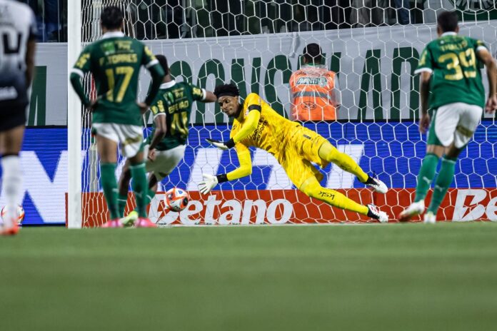 hugo-souza-revela-o-que-falou-para-torcedores-do-palmeiras-apos-defender-penalti