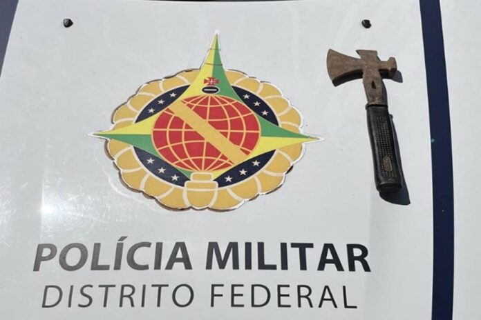 octogonal:-em-surto,-homem-destroi-computador-da-namorada-com-machado