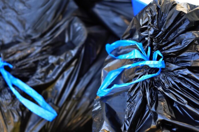 lixo-inacessivel:-moradores-com-nanismo-ganham-indenizacao-de-vizinhos