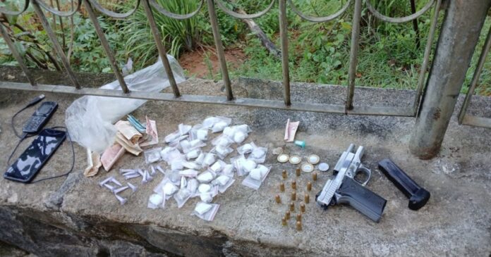 policia-militar-apreende-arma,-municoes-e-drogas-em-piraja