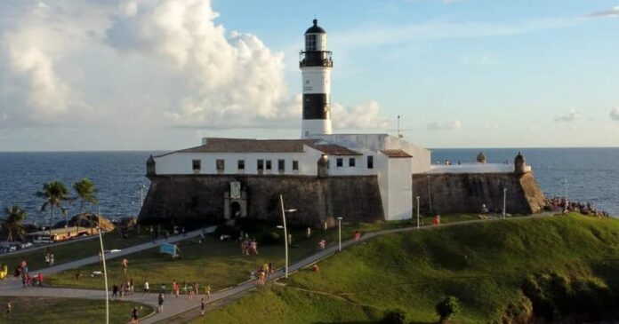 homem-e-preso-no-farol-da-barra-apos-extorquir-turistas-pelo-pagamento-de-pintura-corporal