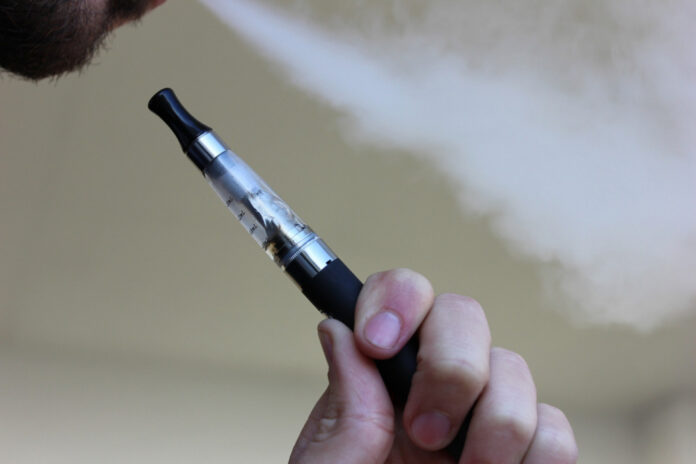 hong-kong-proibira-cigarros-eletronicos-em-locais-publicos-a-partir-de-2026