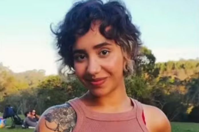 feminicidio:-jovem-e-morta-a-facadas-na-frente-de-casa-na-zona-leste