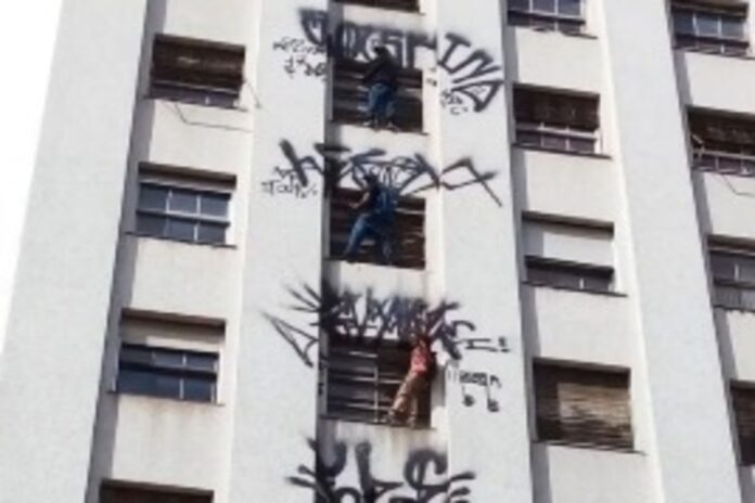 sp:-pichadores-sao-detidos-apos-escalar-predio-e-nao-conseguir-descer