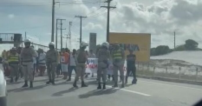 video:-manifestacao-na-entrada-de-guarajuba-deixa-transito-lento-no-retorno-da-linha-verde