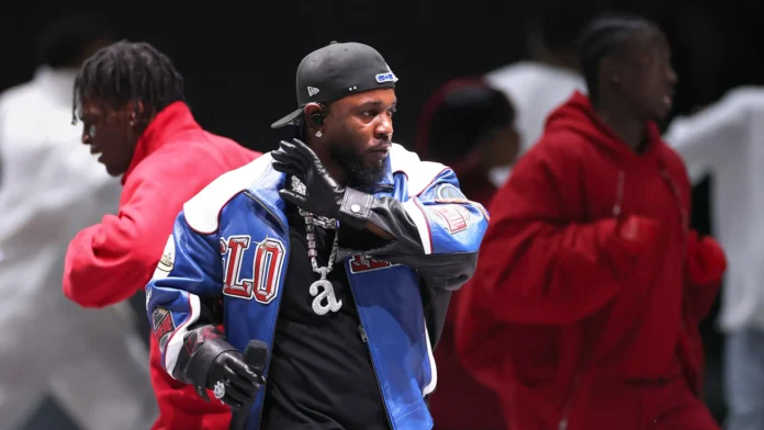 kendrick-lamar-leva-‘not-like-us’-ao-super-bowl-em-show-com-o-rap-das-ruas