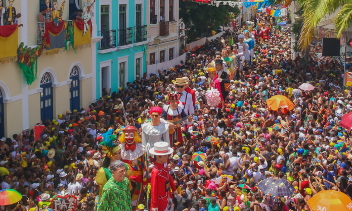 carnaval-de-2025-deve-gerar-r$-12-bilhoes-em-receitas-e-32-mil-empregos-temporarios