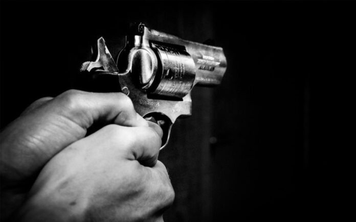 pai-e-filho-sao-executados-a-tiros-ao-atender-chamado-na-porta-de-casa