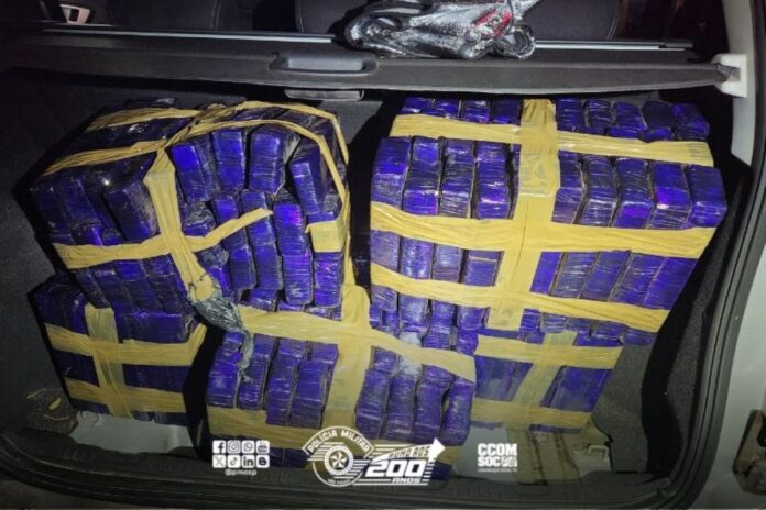 pms-“farejam”-maconha-e-encontram-mais-de-100-kg-de-droga-em-carro