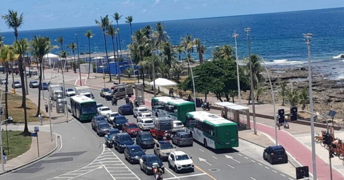 apos-fugir-de-policiais,-homem-e-baleado-na-orla-de-ondina,-em-salvador