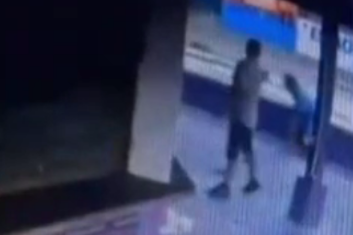 video-mostra-homem-atirando-contra-pessoas-em-situacao-de-rua-em-praia