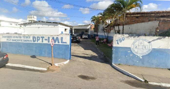 homem-e-encontrado-morto-com-13-facadas-dentro-de-casa-em-eunapolis