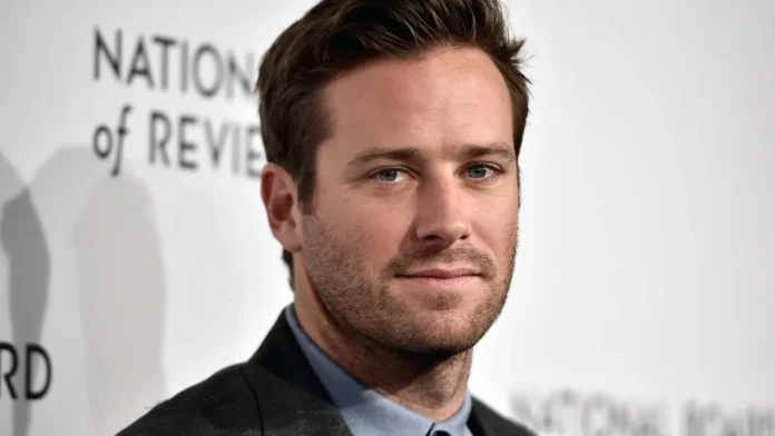 armie-hammer-admite-ter-cortado-coracao-de-animal-vivo-e-dado-uma-mordida