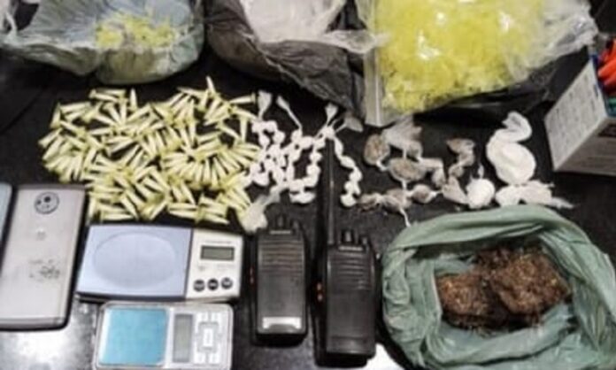 eunapolis:-adolescentes-sao-apreendidos-suspeitos-de-trafico-de-drogas-no-bairro-arnaldao
