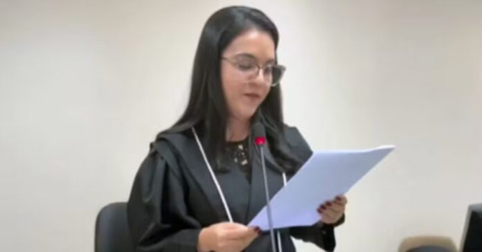 juiza-quebra-protocolo-ao-ler-carta-para-a-vitima-em-julgamento