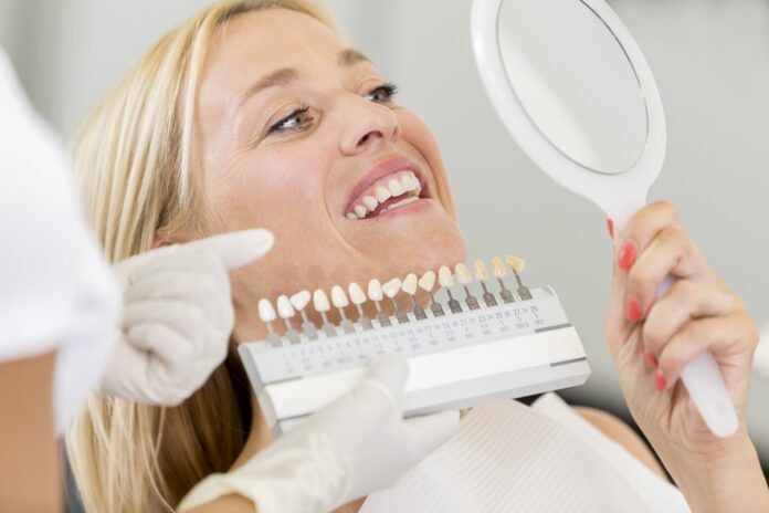 compulsao-por-clareamento-dental:-saiba-o-que-e-bleachorexia