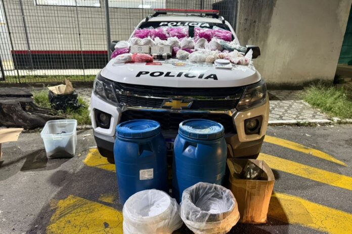 drogas-ao-vento:-motorista-joga-cocaina-pela-janela-para-fugir-da-pm