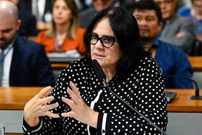 damares-e-condenada-a-pagar-r$-7-mil-por-video-editado-de-professora