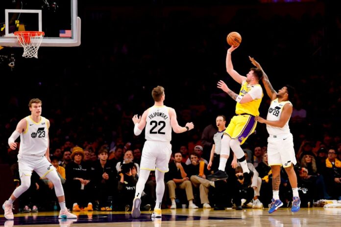 jazz-atropela-os-lakers-com-garrafao-forte-em-noite-de-lauri-makkanen