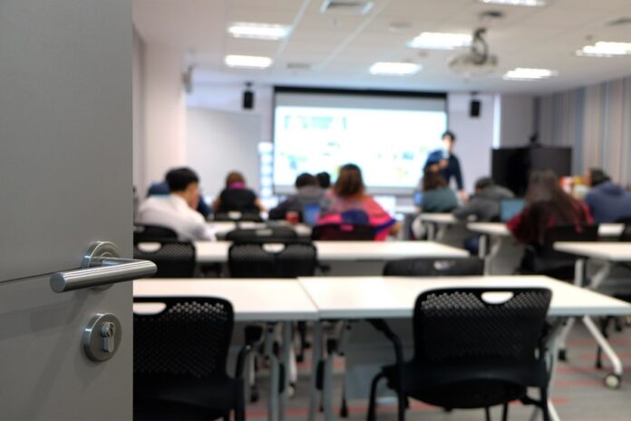 quanto-ganha-professor-que-ameacou-alunos-e-causou-terror-em-escola