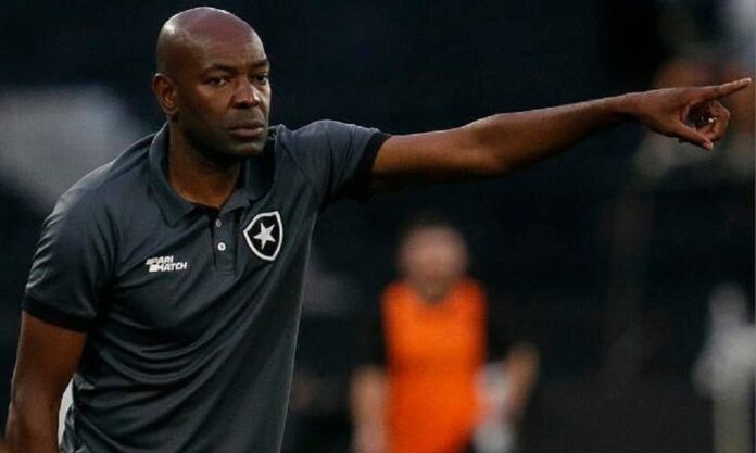 botafogo-anuncia-retorno-de-claudio-cacapa-como-treinador-interino