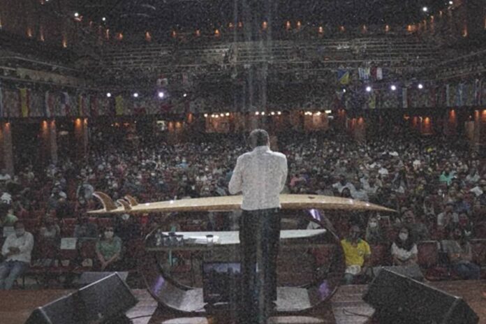 bola-de-neve:-saiba-quanto-ganha-um-pastor-da-igreja-evangelica