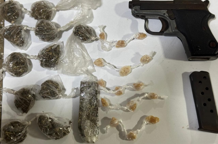 policia-militar-apreende-drogas-e-arma-de-fogo-em-teixeira-de-freitas