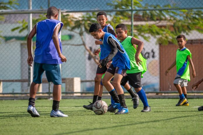 prefeitura-entregou-chuteiras-e-incentivou-o-esporte-para-jovens-de-teixeira-de-freitas