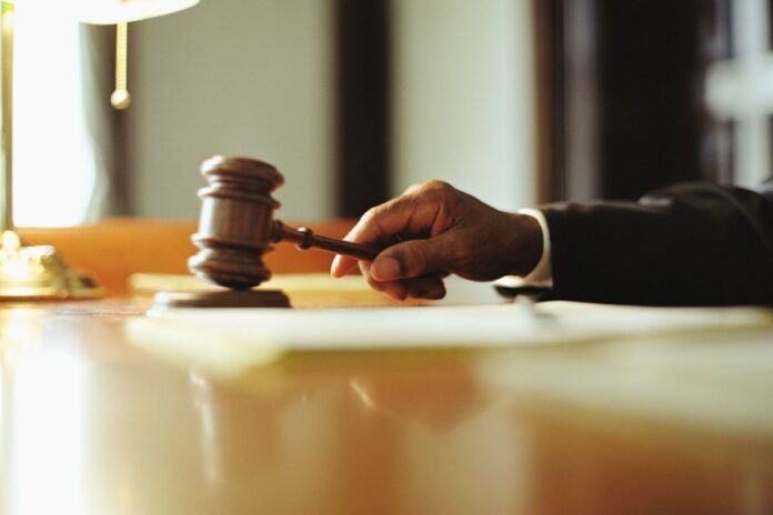 treta-juridica:-advogado-ligado-a-reu-por-homicidio-paga-hotel-a-jurados