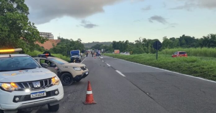 ambulancia-pega-fogo-e-motociclista-morre-em-acidente-na-br-324,-em-simoes-filho