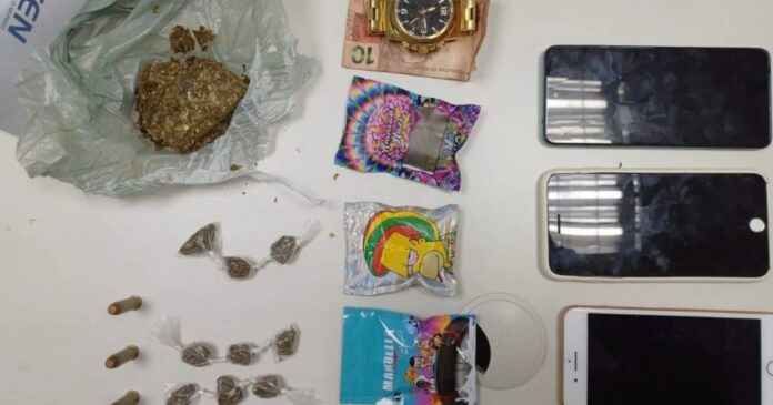policia-apreende-drogas-e-municoes-em-residencial-de-feira-de-santana
