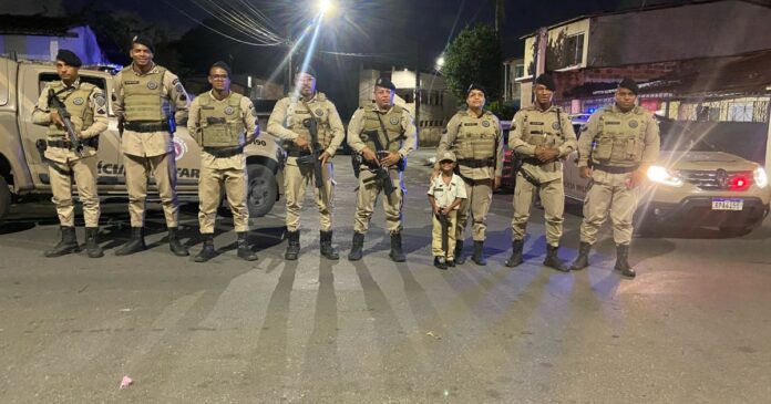 policiais-militares-participam-de-festa-de-aniversario-de-uma-crianca-em-cajazeiras