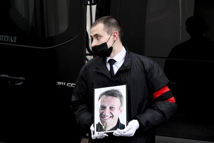 russos-visitam-tumulo-de-navalny-para-lembrar-morte-do-rival-de-putin