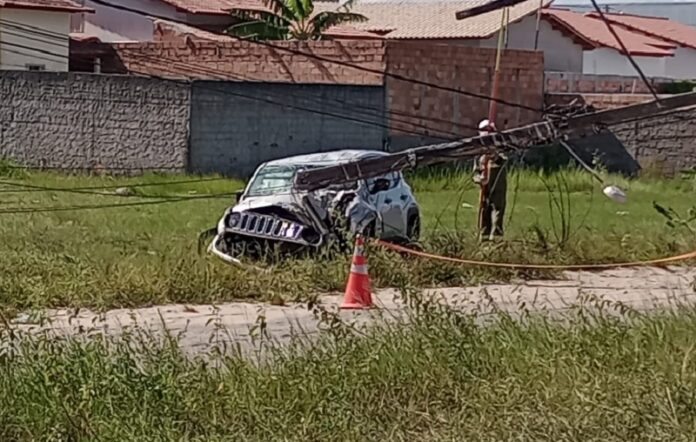 jovem-colide-veiculo-em-poste-e-deixa-comunidade-sem-energia-em-teixeira-de-freitas