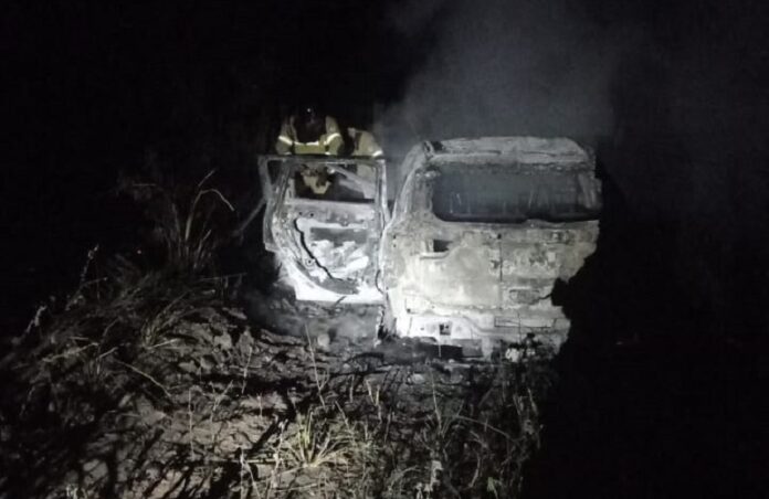 bombeiros-do-18o-bbm-apagam-incendio-em-veiculo-abandonado-na-br-101